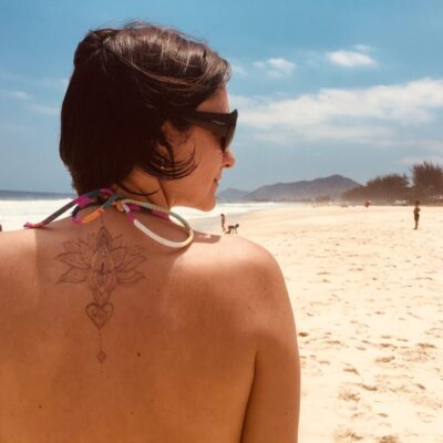 fiore di loto tatuato su schiena al mare fiore di loto tatuato su schiena al mare