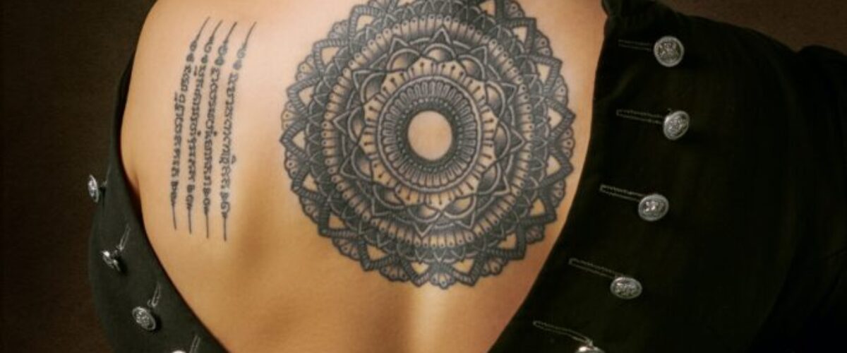 storiesullapelle.com - Mandala tattooed on Armenian woman's back storiesullapelle.com - Mandala tattooed on Armenian woman's back